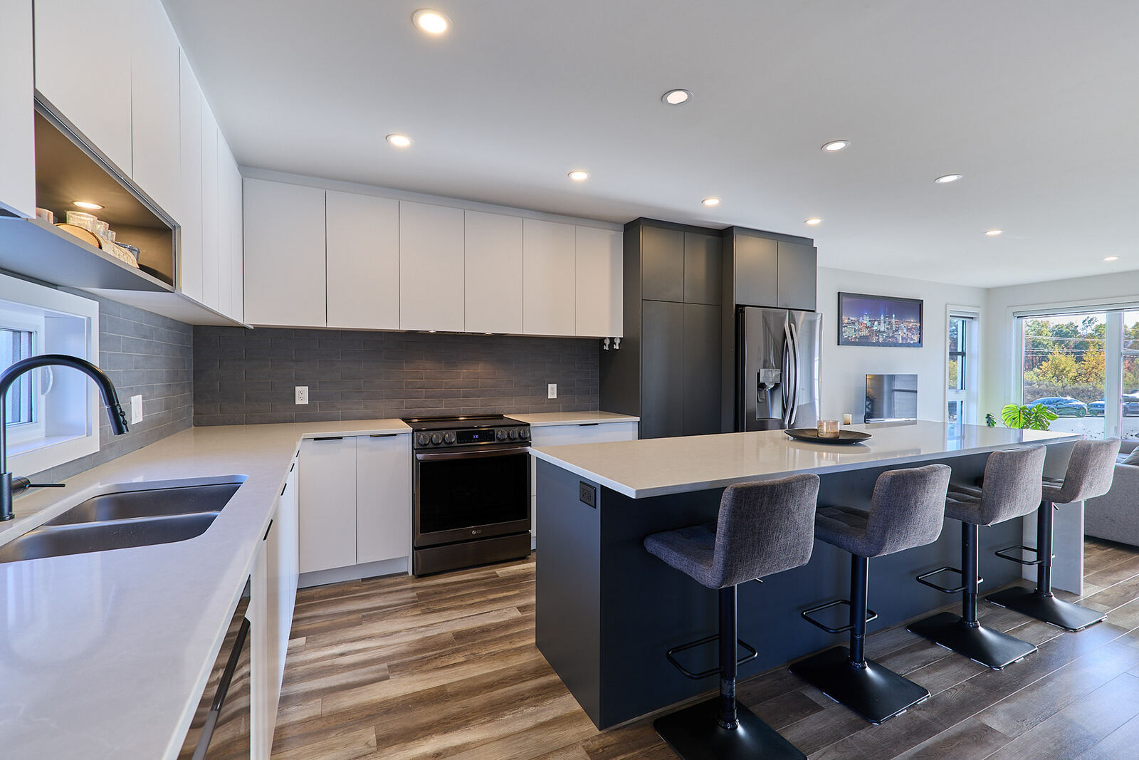 Cuisine contemporaine, îlot bleu marine