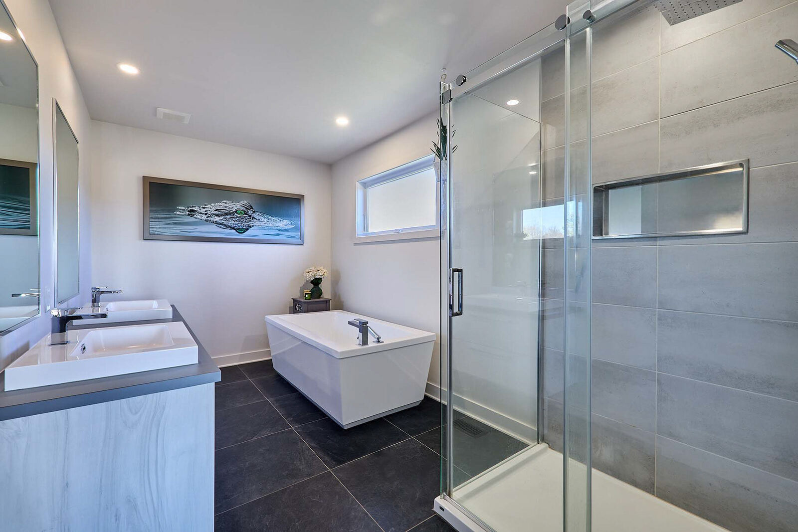 Salle de bain moderne avec douche vitrée