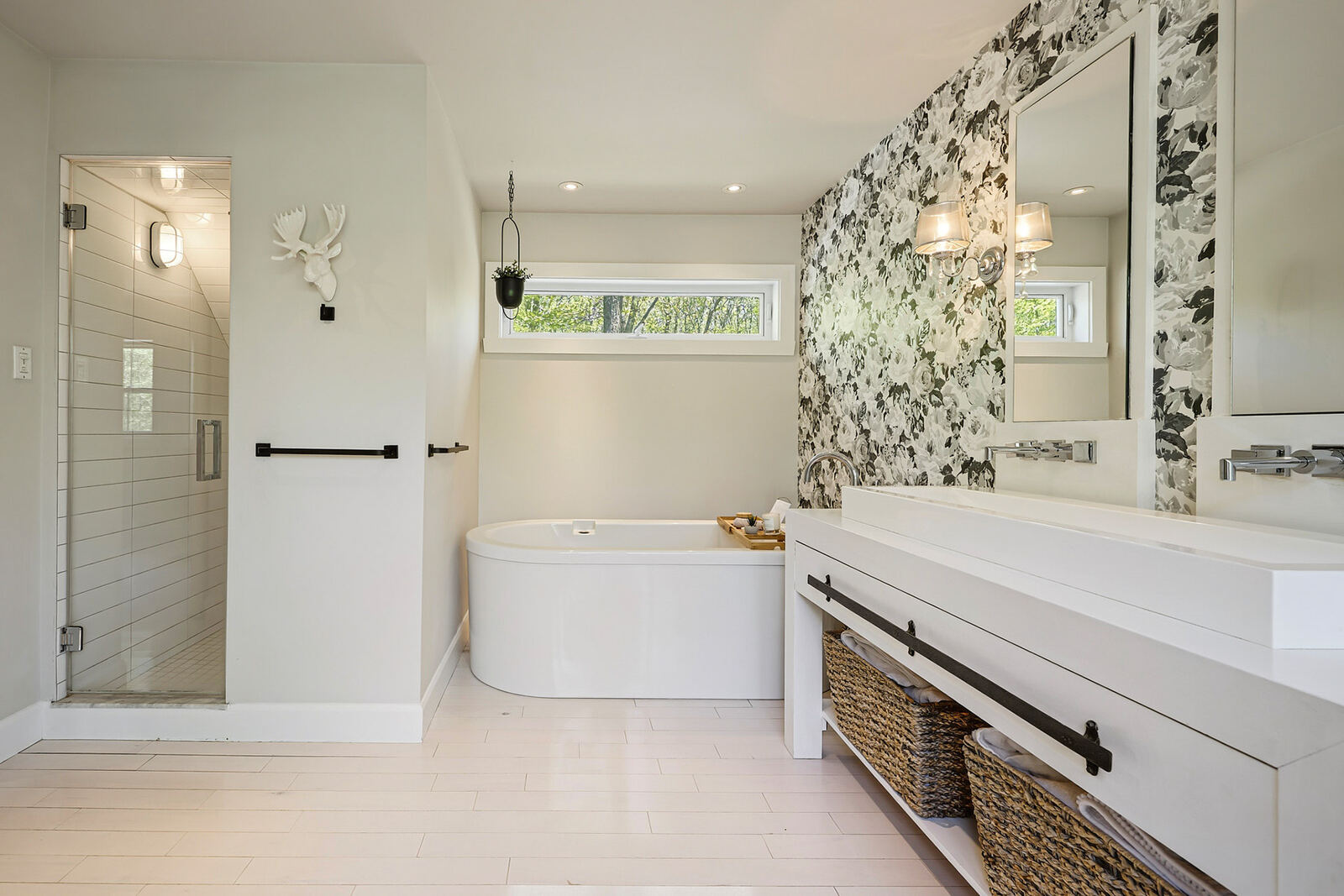 Salle de bain avec bain autoportant et bois